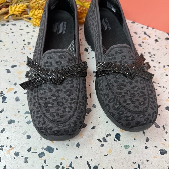 NEW Skechers Black Charcoal Leopard Bow Arch Fit Living Women’s Loafers Sz 10 - Picture 2 of 11